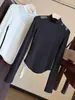 Camiseta de manga comprida com design consciente, nicho sexy, malha fina de fleece com retalhos, roupa íntima feminina para outono e inverno, top base justo