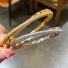 Pulsera de Hebilla de Cruz con Circonita Bañada en Oro Real, Pulsera Moderna y Versátil, Pulsera de Lujo Ligero y de Gama Alta