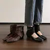 Botines retro de punta cuadrada en bloques de color para mujer, con diseño de solapa, tiras trenzadas, detalles de hebilla y tacón medio, perfectos para otoño e invierno, con un estilo inspirado en el páramo.