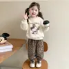 Roupa feminina da moda 2026 coleção outono nova: moletom infantil de gola redonda com estampa de desenho animado e calça casual com estampa de leopardo, um conjunto de duas peças
