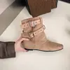 Fivela de cinto botas de tornozelo de motocicleta personalizadas para mulheres, nova coleção de outono 2026, botas de perna curta com bico quadrado, botas femininas da moda