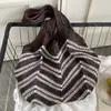 Bolso de Hombro Individual Calado Tejido para Mujer Primavera 2026 Nuevo Bolso Tejido Rayado Casual de Gran Capacidad para Vacaciones en la Playa Estilo Simple