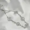 Nuevo Pulsera de Trébol de Cuatro Hojas Incrustada con Diamantes Estilo Chino para Mujer Diseño de Nicho Alto Valor Combinación Perfecta Pulsera para Mejor Amiga Regalo de San Valentín
