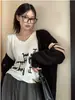 Camiseta blanca de manga larga con cuello en V y bordado de letras para mujer, diseño de otoño e invierno, estilo puro y sexy, top ajustado