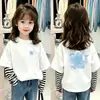 Nueva colección de otoño: Camiseta de manga larga con cuello redondo y estampado de dibujos animados para niñas, diseño de retazos a rayas de algodón puro, elegante y moderna