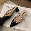 Mules de Salto Alto Estilo Francês Bico Fino Salto Grosso Inspiradas na Chanel Verão 2025 Nova Moda Mules Abertas Atrás com Tachas
