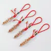 Accesorios Pequeños Grabados, Colgante de Madera de Durazno Cuerda Roja Cuchillo y Hacha, Accesorios para Adorno Pequeño DIY de Cuchillo de Madera de Durazno Grabado con Láser, Disponible para Venta al por Mayor