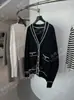 Promoção 160 Cardigã de Tricô Estilo Chanel em Fio de Algodão Orgânico com Barra Contrastante Preto e Branco Botão de Metal
