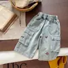 Roupa de menino 2026 coleção nova de outono: conjunto de duas peças para bebês: top listrado e calça jeans workwear bordada