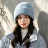 Gorro de Punto Simple de Color Sólido con Logo Pequeño Nuevo para Otoño e Invierno para Mujer Hace que la Cara Parezca Más Pequeña Versátil Cálido Cubre-Cabeza A prueba de Viento Protección para los Oídos Gorro de Lana