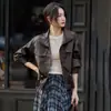 Chaqueta de cuero genuino Haining para mujer, estilo corto, look retro de motociclista, con cuello alto, hecha de piel de cordero, corte holgado, efecto adelgazante, con cordón, adecuada para figuras menudas