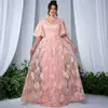 Vestido Rosa Plus Size para Mulheres 2026 Novo Verão Decote V Cintura Marcada Bordada Emagrecedor Manga Sino Longo