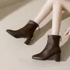 Botas femininas de tornozelo com bico quadrado e salto grosso, nova coleção outono/inverno 2026, couro macio, zíper traseiro, elástico, ajuste slim, salto alto marrom retrô