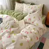 2026 Nuevo Tejido Suave tipo Nube Sencillo Juego de Cuatro Piezas con Pequeño Patrón Floral Lindo Juego de Ropa de Cama para Estudiantes de Tres Piezas con Funda de Edredón y Sábana