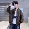 Jaqueta de Couro Infantil Outono Novo Estilo 2026 Crianças Médias e Grandes Estiloso Fashionável Top Estilo Malandro Cool Jaqueta de Couro Tendência