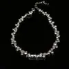 Nuevo collar de cobre con piedras de circonia, presentando un delicado diseño de una sola capa en forma de lágrima, ofreciendo una pieza de joyería de estilo corto de lujo ligero, moderna y elegante