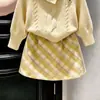 Novedad de otoño 2026 para niñas estilo coreano: conjunto de dos piezas para niñas pequeñas: suéter de punto color amarillo crema con cuello y falda de cuadros