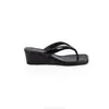Chanclas de cuña estilo nuevo verano 2026 color rojo realzador para mujer, Sandalias de dedo con suela suave para uso exterior en verano