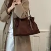 Bolsa Tote Grande Versátil Feminina Outono 2026 Nova Exquisite Suede Retrô para Trabalho Manual Portátil Moda Ombro Único
