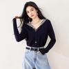 2025 Primavera Novo Commuter Wear com gola azul marinho Design de nicho Cardigan de malha Manga comprida Top elegante para mulheres