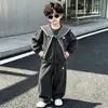 Roupa de Outono para Meninos 2026 Novo Estilo, Legal e Estilosa, Roupas tipo Capa para Primavera e Outono para Meninos Jovens, Conjunto de Duas Peças Versão Coreana para Meninos