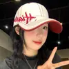 Gorra de béisbol bordada con letra para mujer, ala ancha, cara grande, gorra tipo pico de pato, circunferencia de cabeza grande, copa profunda, sombrero de uso diario que hace que la cara se vea más pequeña