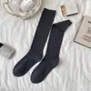 Calcetines de compresión versátiles de color liso para otoño e invierno para mujer, calcetines básicos para la pantorrilla estilo universitario, calcetines largos adelgazantes y moldeadores, venta al por mayor desde Zhuji