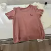 Camiseta de manga corta bordada con un caballo de diseño para mujer, primavera/verano, suave, cuello redondo, top versátil, casual, capa base elástica