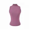 Este conjunto elegante e sedutor apresenta um design que abraça o corpo, acentuando suas curvas.. É um conjunto de três peças para mulheres, perfeito para o outono, composto por um top de tricô com gola alta parcial, uma saia de comprimento médio e um cardigã.