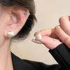 Pendientes únicos con hebilla de oreja cuadrada geométrica cepillada de diseño para mujer, ligeros, de lujo, de alto grado, temperamento, pequeños y exquisitos, de moda