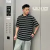 Camiseta Listrada de Manga Curta com Gola Redonda da Marca da Moda para Homens Verão 2025 Solta Casual Jovens Estudantes Bonito Versátil Manga Curta