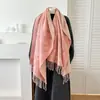 Novo cachecol de imitação de cashmere de cinco estrelas e quatro folhas para outono e inverno para mulheres, xale longo espesso com franjas feito de fio fiado no núcleo, atacado para transmissão ao vivo