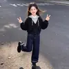 Conjunto moderno de dos piezas para niñas 2026: top con capucha de moda con diseño de dos piezas falso, combinado con pantalones vaqueros estilo coreano