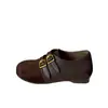 Sapatos femininos modernos e versáteis estilo Birkenstock com toque de luxo, apresentando uma sola grossa e design totalmente fechado, perfeitos para uso casual na coleção de outono de 2026.
