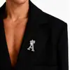 Coroa Versátil Nova Europeia e Americana Transfronteiriça Exquisita Cravejada de Diamantes Letras Inglesas Broches e Alfinetes Masculinos e Femininos Acessórios de Vestuário