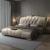 Cama de lujo ligero estilo italiano de cuero genuino para uso doméstico, cama doble moderna y simple de 1.8m para dormitorio principal con almacenamiento, cama de boda elegante de 2m