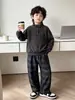 Conjunto de suéter e calça xadrez para meninos, primavera e outono, estilo coreano, conjunto de duas peças moderno e estiloso para crianças, adequado para crianças pequenas e médias, para exportação transfronteiriça