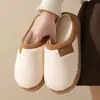 Nuevas pantuflas de algodón forradas de piel de oveja para mujer, perfectas para otoño e invierno, con suela gruesa, forro polar adicional para mayor calidez y diseño antideslizante y resistente al desgaste para uso en interiores.