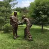 Escultura de Fibra de Vidrio de un Soldado del Ejército Rojo de Aspecto Cobrizo, Escultura Temática de Cultura Roja para Salón Conmemorativo Exterior, Plaza y Paisaje de Jardín