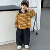 Conjunto de Moletom Listrado para Meninos Primavera e Outono Estilo Coreano Moderno Tendência Conjunto de Duas Peças para Crianças Roupas Estilosas para Bebês e Crianças Pequenas