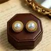 Brincos de Pérola com Renda Estilo Retrô Borda com Detalhe Trabalho Pesado Brincos de Tarraxa com Pérola Redonda Brincos Elegantes de Luxo Leve para Mulheres