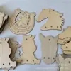 Quatro fabricantes de cavalo de madeira na cor de tronco com cabelo reto em branco, pingente de corte a laser de madeira para auto-DIY em estoque