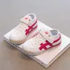 Tenis para Niños Otoño 2025 Nuevo Estilo Niños y Niñas Antideslizantes Zapatos de Skate Suela Suave Estilo Trendy Zapatos Blancos Ligeros Zapatos Forrest Gump