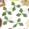 Decoración navideña transfronteriza hojas navideñas artificiales triangulares con bayas rojas pequeñas para decoración de árbol de Navidad DIY
