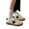 Zapatillas casual retro con estampado de estrellas y efecto desgastado para mujer, nueva colección primavera/otoño 2026, malla transpirable, diseño versátil de bloques de color, estilo de zapatilla de entrenamiento alemana