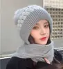 Novo chapéu de inverno feminino com cachecol integrado, proteção contra vento e neve, forrado com fleece, chapéu de lã espessado, quente, protege as orelhas, chapéu de tricô versátil