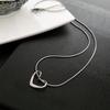 Collar de amor hueco de acero de titanio resistente a la decoloración para mujer, colgante de amor con diseño de nicho de lujo ligero, cadena de clavícula de temperamento versátil