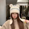 2026 Nuevo Gorro de Punto de Oso Lindo para Mujer Invierno Engrosado Cálido Protección para Orejas Circunferencia de Cabeza Grande Hace que la Cara Parezca Más Pequeña Gorro de Felpa