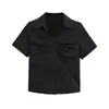 Diseñada con un toque picante, la camisa de manga larga que ciñe la cintura es una camisa versátil de estilo universitario, pura y seductora, que se puede usar con un top liso de corte ajustado para mujer.