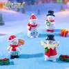 Nuevo producto transfronterizo: Paisaje en miniatura con un muñeco de nieve y Santa Claus sosteniendo un letrero, decoraciones DIY de escena de nieve, adornos de escritorio